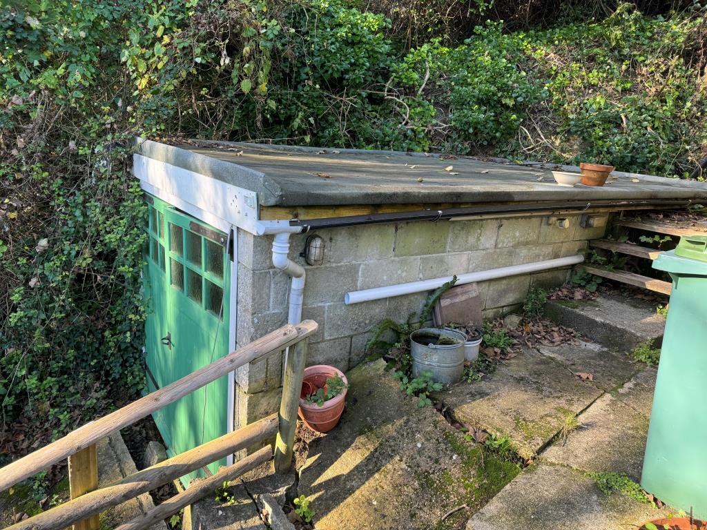 Lot: 99 - DETACHED CHALET STYLE HOME WITH SIGNIFICANT STRUCTURAL DAMAGE - Outbuilding